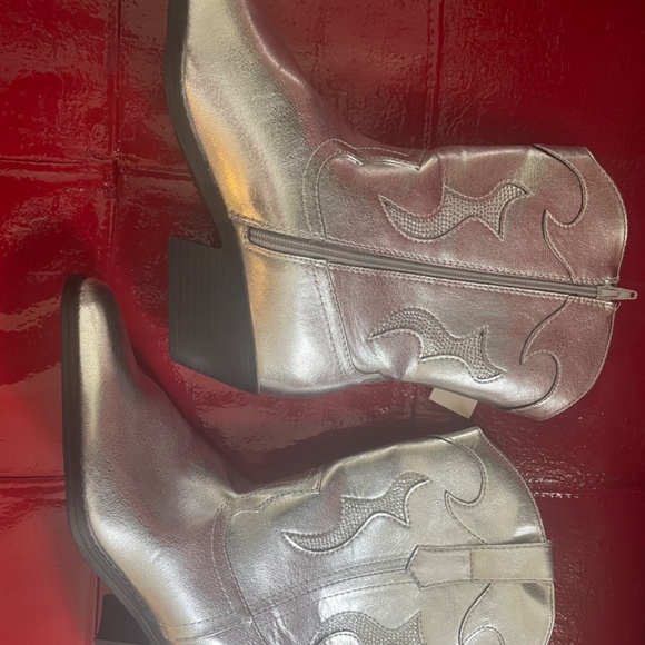 Cowgirl boots silver brand new and bedazzled - Picture 3 of 8